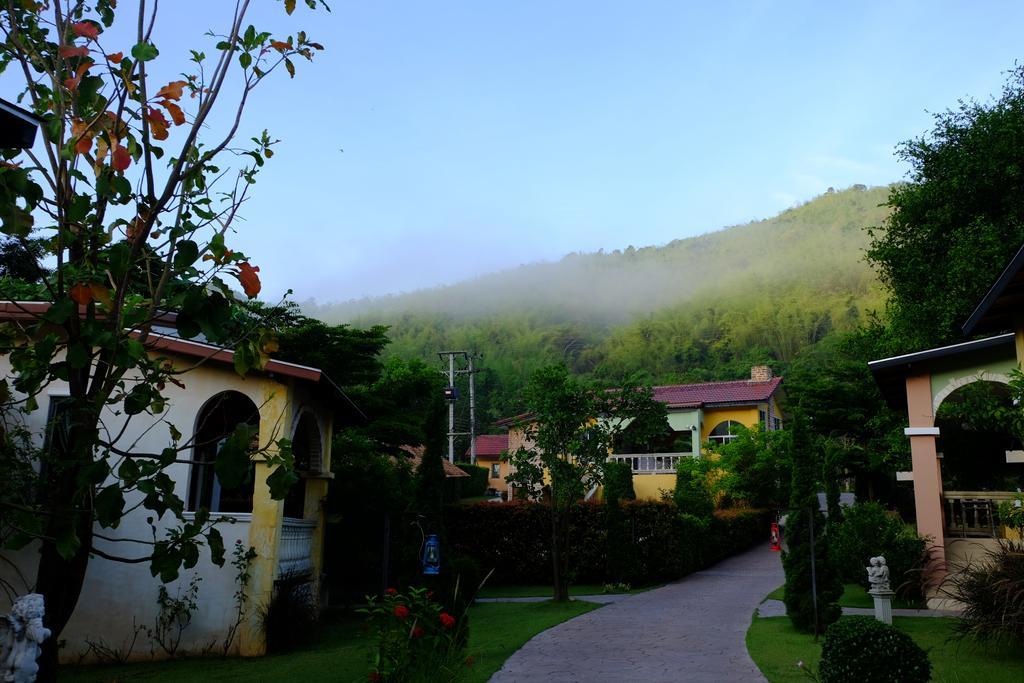 Stamp Hills Resort Suan Phueng Exterior photo