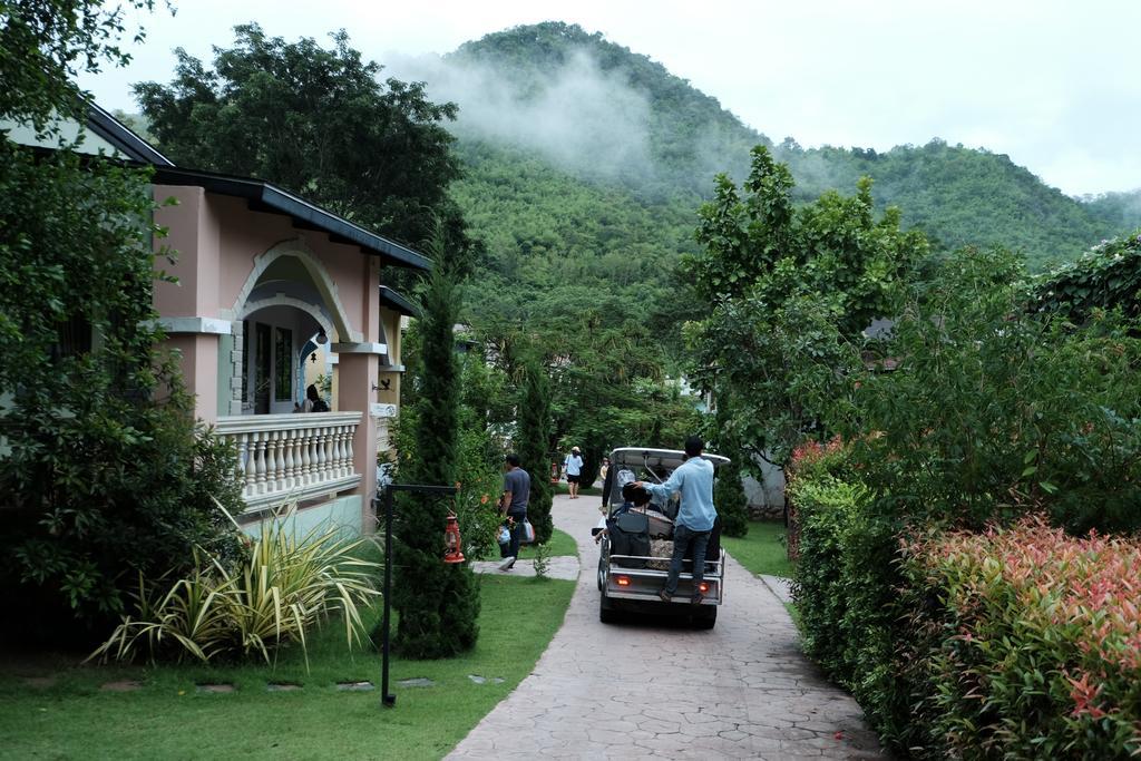 Stamp Hills Resort Suan Phueng Exterior photo