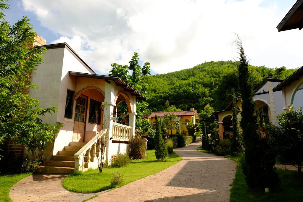 Stamp Hills Resort Suan Phueng Exterior photo